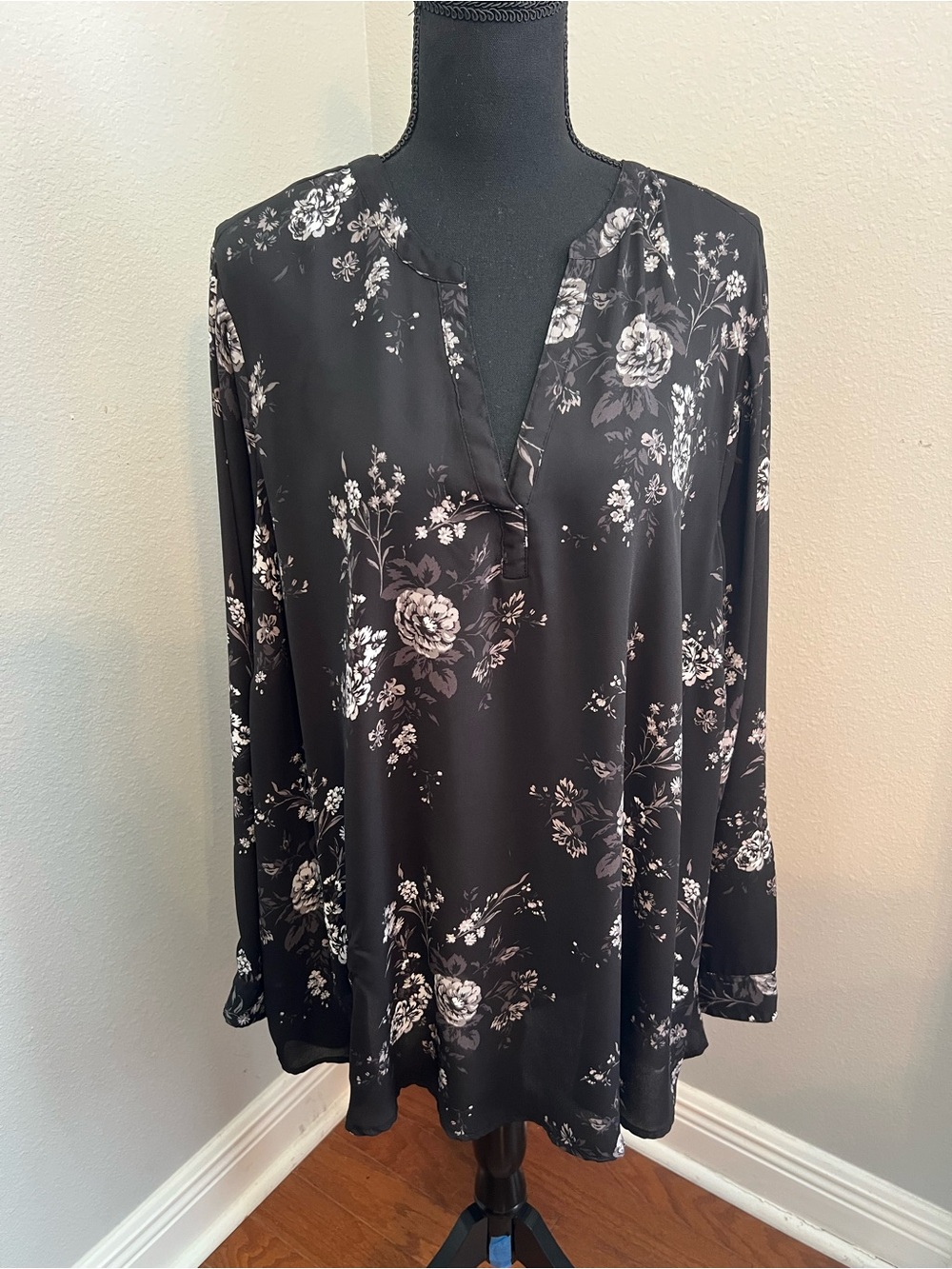 Torrid Black Floral Split-Neck Tunic Size 3 (22/24)